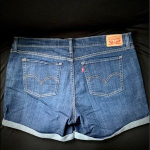 Levi’s Stretch Jean Shorts SZ 33